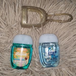 2 B&BW hand sanitizer with holder